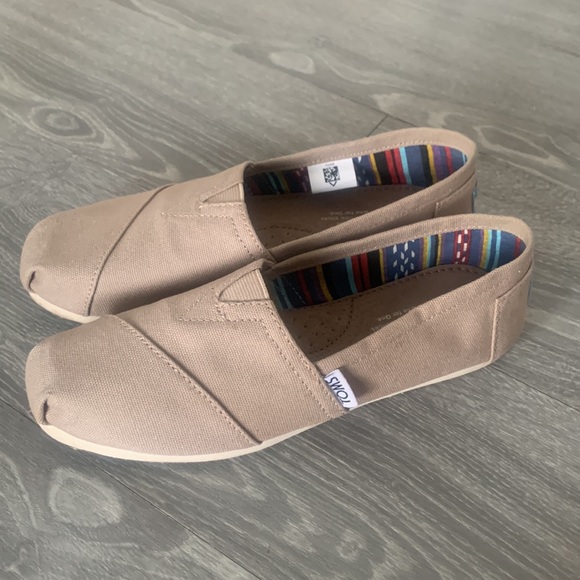 TOMS Alpargata Heritage Shoe, size 6 - Picture 2 of 5